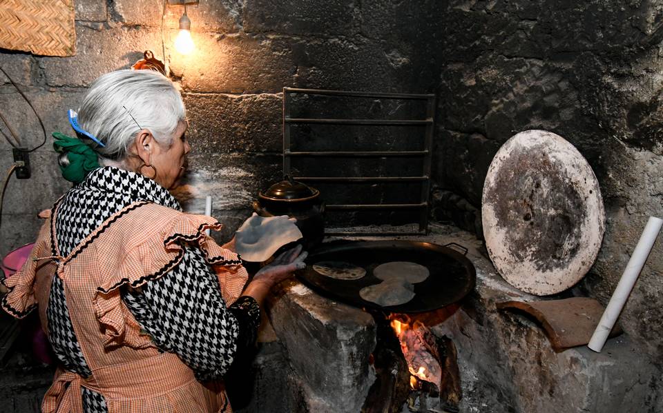 Cris Méndez on X: Tortillas hechas a mano en comal de barro a la