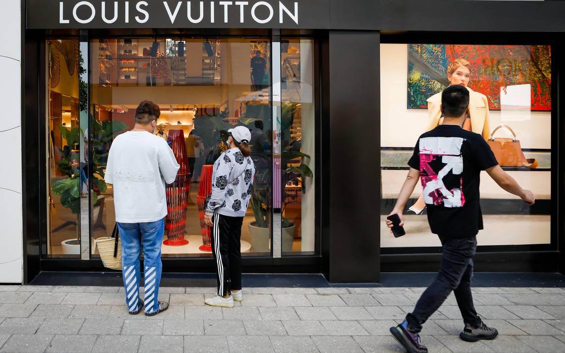 La Nación / París se emociona al homenajear a Virgil Abloh, diseñador  fallecido de Louis Vuitton