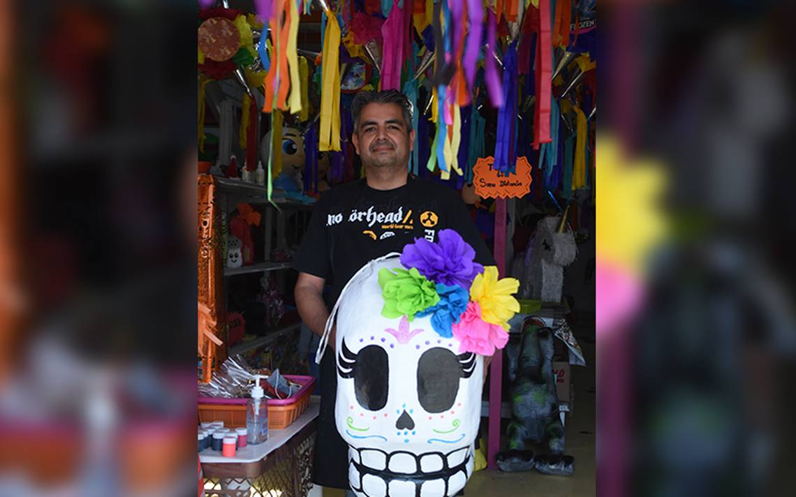 Dan “calaverita” con piñatas – Diario de Querétaro