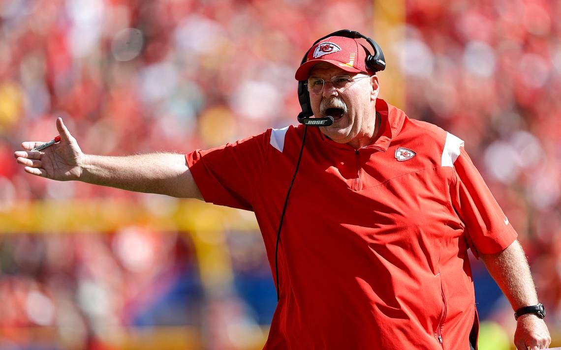 El entrenador en jefe de los Kansas City Chiefs ANDY REID mira el